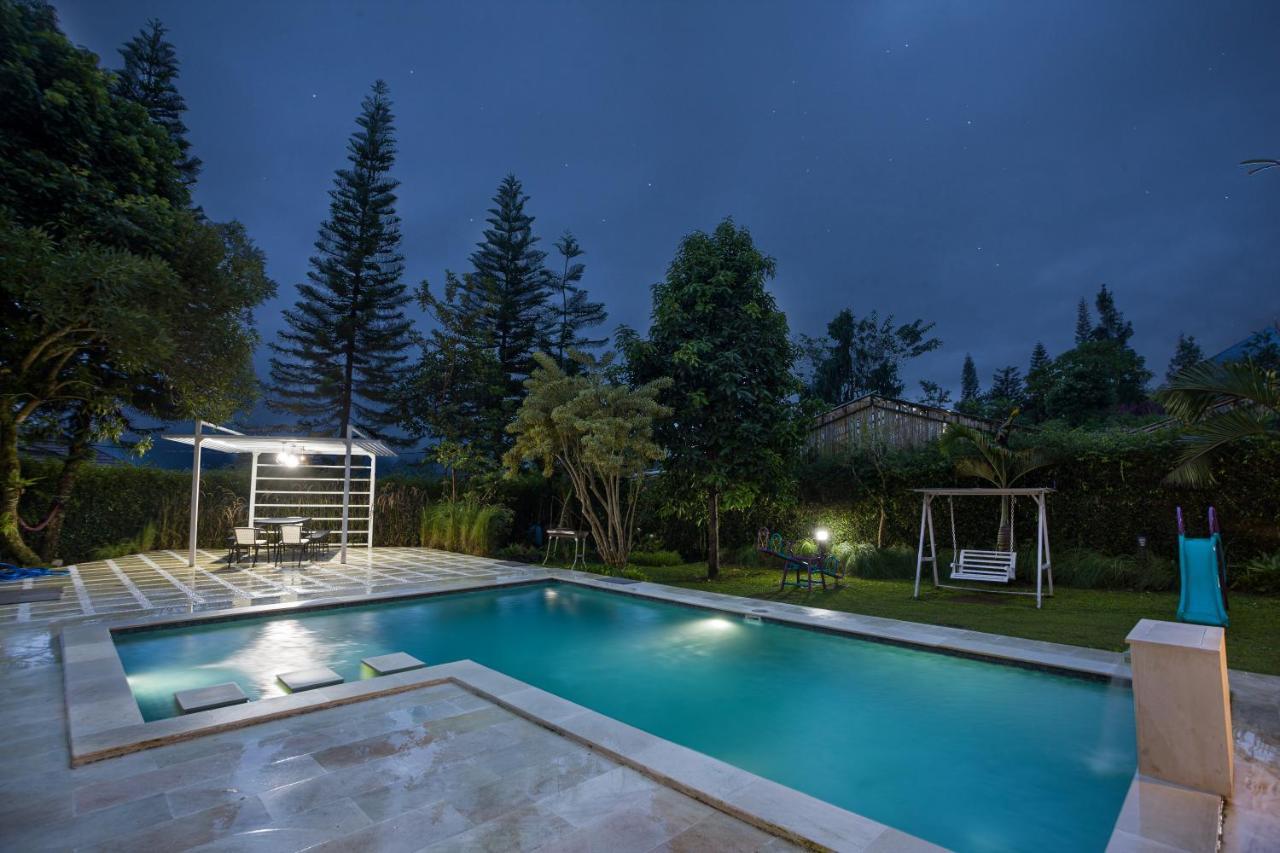 Villa Alessa Puncak Luaran gambar